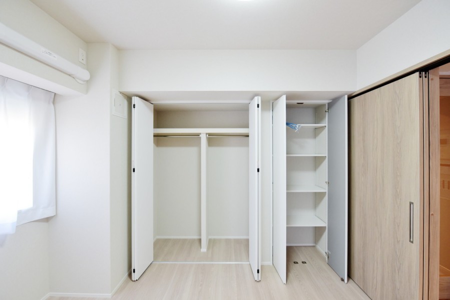 洋室4にはクローゼットと収納棚を設置しています。お気に入りのお洋服から小物までたっぷりと収納できますので、居室は広々と使用することができます。