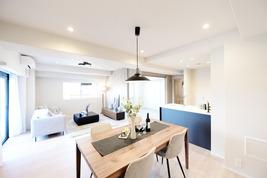 4階部分の南西・北西・北東の３方角住戸で独立性の高いお部屋です。横長のリビングで、家具を置いてもゆったりと過ごせる余裕を感じます。窓が多く、明るく優しい光がさしこむ居心地の良い空間になりました。