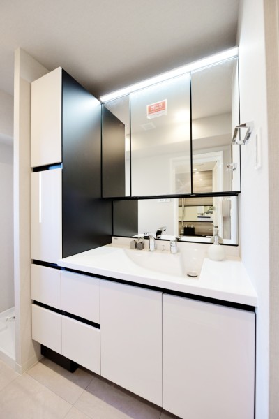 サイドキャビネットも備え付けた広々とした洗面台です。小物類からリネン類まで、たっぷりと収納でき、整頓された空間を保てます。毎日使用する場所なので、シンプルで使いやすさを重視しました。