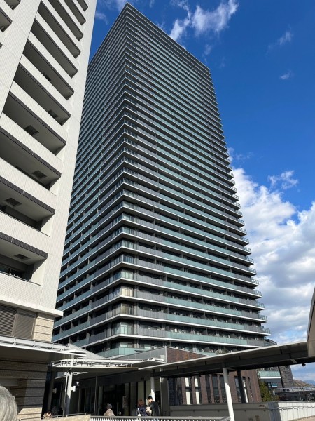 JR高槻駅からペデストリアンデッキにて直結されており、アクセスも快適です。総戸数450戸、平成24年建築の駅前のランドマークタワーです。24時間有人管理、コンシェルジュサービスあり、ゲストラウンジやスカイラウンジなど共用施設も充実です。