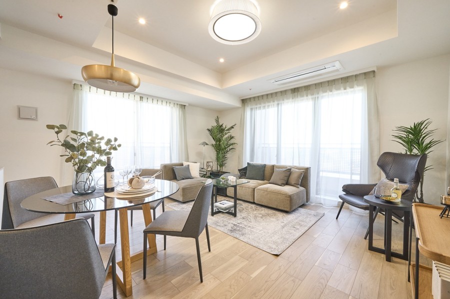 リュクスな暮らしが叶うリビングは木の温もりと上質感を味わえるお部屋です。床暖房が敷設され、大切なペットも一緒に、ご家族みなさんが一年中快適にお過ごしいただけます。