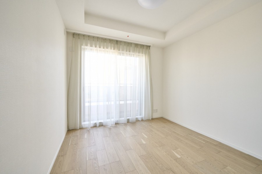 洋室2にも自然光が注がれます。リビングと同じく折り上げ天井なのでひろびろとした空間になりました。シンプルで柔軟性のある内装に仕上げました