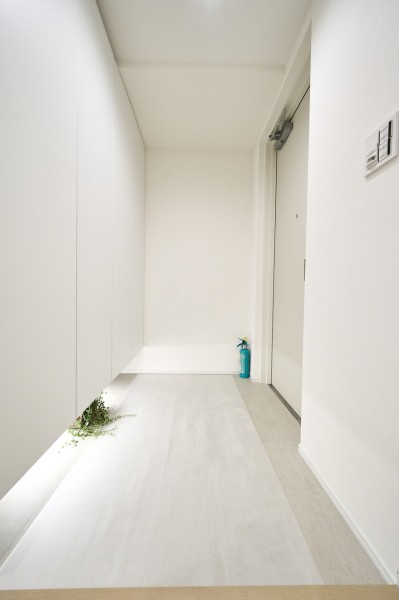 白を基調とした清潔感のある玄関です。フットライトからのびる光が足元を優しく包み込む気品溢れる空間に仕上がりました。