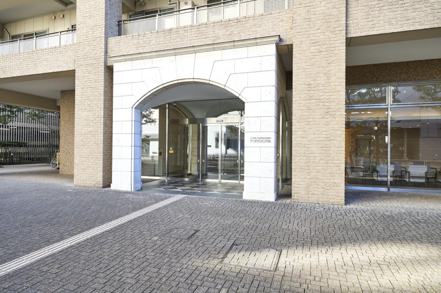 高級感と気品溢れるエントランスはゆとりをもった造り。上質な居住空間へやさしく誘います。奥行きがあり、住まう人々のプライバシーを確保しています。