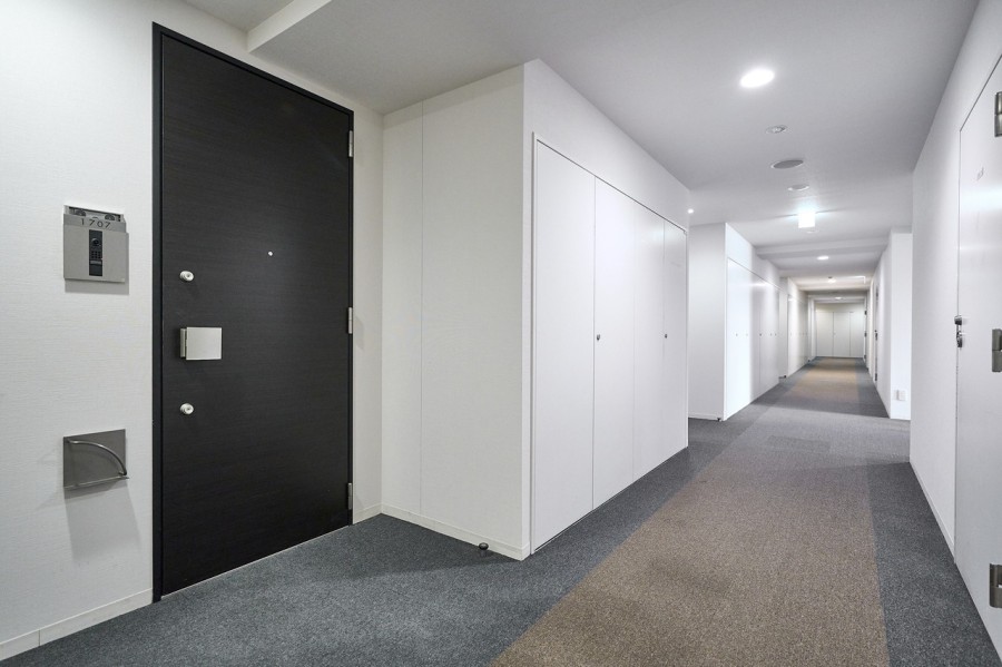 エレベーターを降りてお部屋へと続く廊下は、ホテルライクな内廊下設計です。外気の影響を受けにくく、プライバシーも守られやすいです