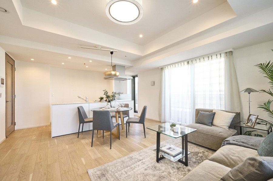 折り上げ天井に大きな窓が開放的な空間を作り上げています。心地よい光と風が訪れ、穏やかな空気に包まれたお部屋です。毎日が忙しいあなたもほっと一息つける安らぎの空間です。