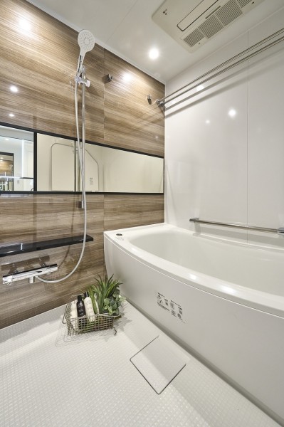 毎日のバスタイムを贅沢に、豊かにしてくれるバスルームです。雨の日の衣類乾燥に便利な浴室乾燥機も搭載しています。