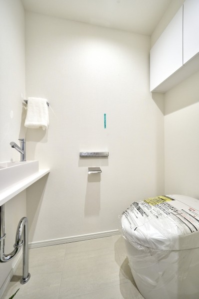 シンプルで安らぎが宿るレストルームです。手洗いカウンターやスマートなタンクレストイレを新規設置。毎日使う場所だからこそ、清潔感と使いやすさを考慮した空間です。