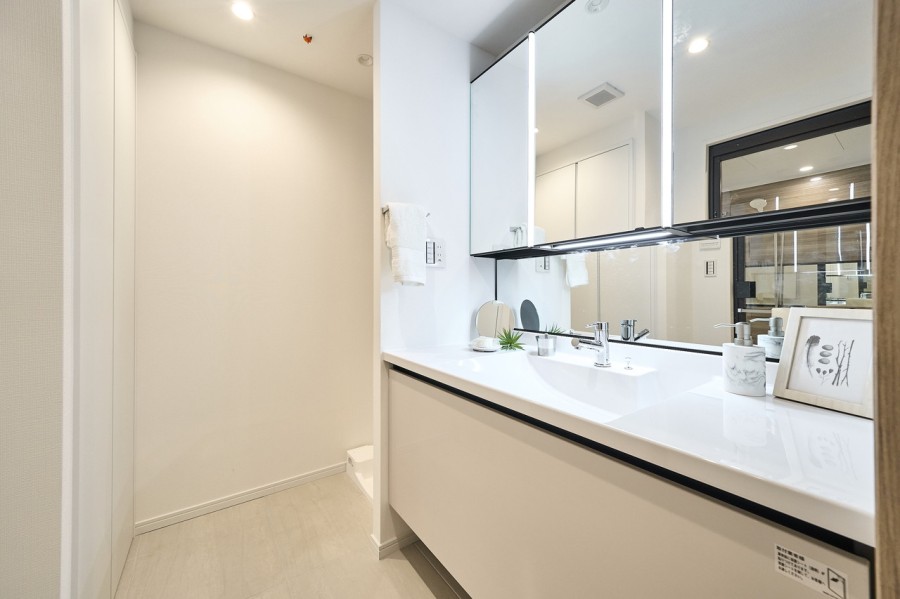 三面鏡裏や足元の収納など使いやすさも兼ね備えている洗面化粧台です。カウンター部分にもゆとりがあるので身支度がしやすいサイズです