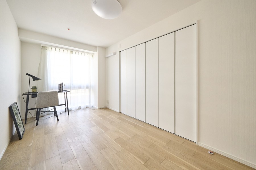 ウォークインクローゼット付きの主寝室にぴったりな洋室1です。過ぎゆく時間をのびやかに感じ、プライべート時間を満喫できるお部屋です。
