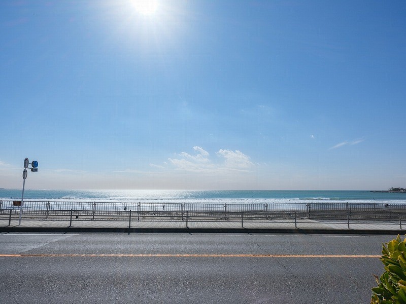 由比ガ浜海岸を望む、胸のすく開放的な眺望です。のびやかに広がる空と海が日常になり、至福の時間に包まれる住まいです。