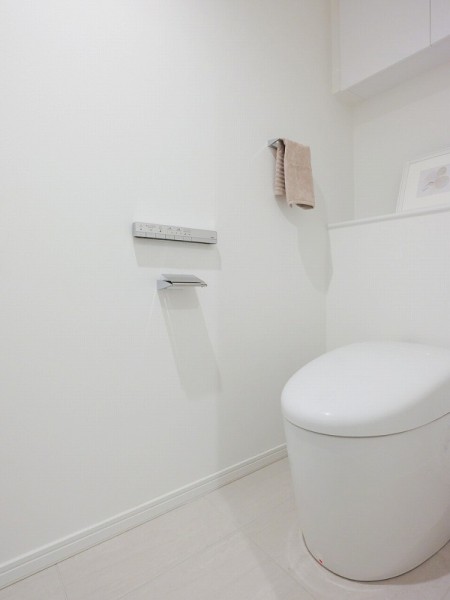 上階のレストルームにはスマートなタンクレストイレ、手洗い場を備え付けました。毎日使う場所だからこそ、清潔感と使いやすさを考慮した空間です。