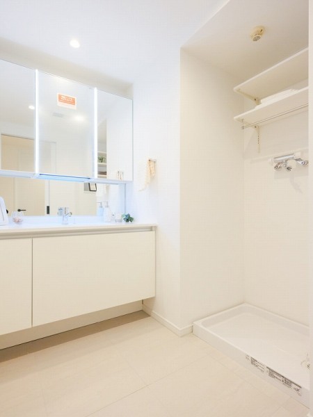 白を基調とした清潔感溢れるデザインの洗面化粧台です。三面鏡裏や足元の収納など使いやすさも兼ね備えています。