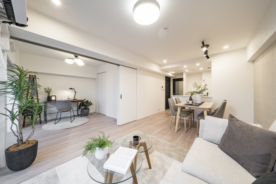 清潔感のあるホワイトを基調に、アクセントでブラックやグレーを採り入れた内装に仕上げました。柔軟性があり、どんな家具にもマッチするナチュラルテイストのお部屋です。