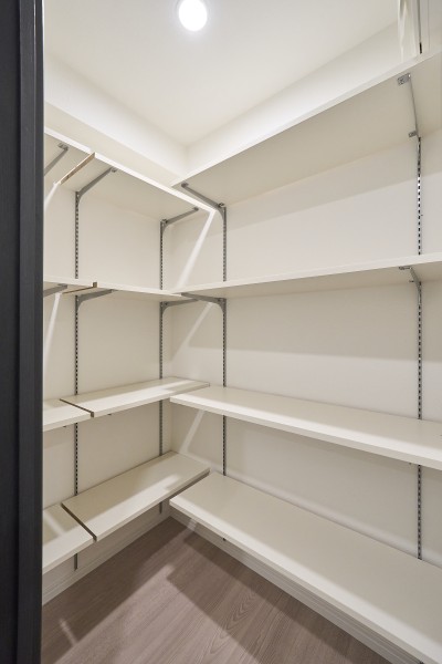 玄関そばには備蓄保管やオフシーズン家電の収納にも大活躍してくれる納戸スペースを新設しました。棚は可動式を採用しているため、アイテムに合わせてお好みの調整が可能です♪