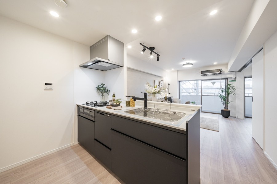 食洗器を搭載したLIXIL製システムキッチンです。コンロ前のみ壁付けの為、油跳ねなどもラクラクお手入れ可能です。