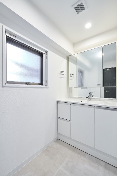 洗面室には換気にも嬉しい大きさのある窓があり、自然な光も取り込めます。ゆったりとした三面鏡付きの洗面化粧台には収納が充実し、入浴後の時間も快適にお使いいただけます。