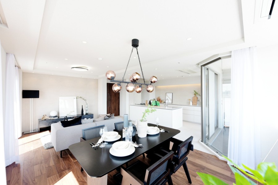 京都の夏の風物詩五山の送り火の大文字を鑑賞できるお部屋です。13階部分の南東角住戸で陽当り・眺望・通風良好です。約24.5帖のＬＤＫは二面採光で明るく開放感があり、床暖房完備で快適に寛ぐことができます。