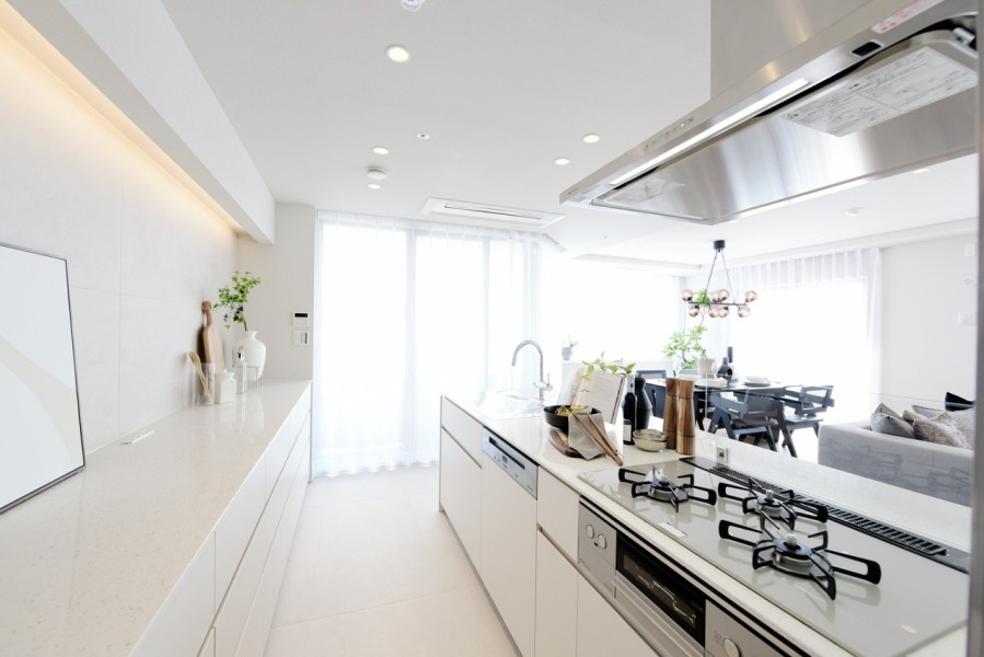 このお部屋のために設計された田中工藝製オリジナルシステムキッチンを採用しました。シンプルながらもお部屋の一部としても馴染むようなデザイン性と、使い勝手が両立したキッチンです。食器洗い機も完備です。