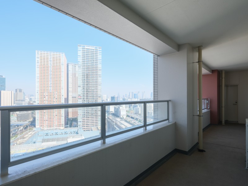 全居室に面したワイドスパンバルコニーは、吹き抜ける心地よい風を感じるリフレッシュスペースです。リビングや居室に穏やかな陽光を届けます。