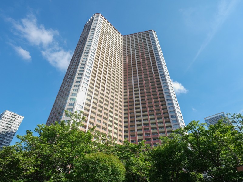 空へと繋がるスマートなシルエットが堂々たる存在感を放つ外観です。都心の利便性、水辺と自然の潤いに寄り添った総戸数1095戸のタワーレジデンスです。