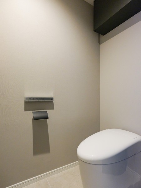 レストルームにはスマートなタンクレストイレを新規設置しています。上部にはペーパー類の保管に便利な吊戸棚収納がございます。毎日使う場所だからこそ、清潔感と使いやすさを考慮した空間です。