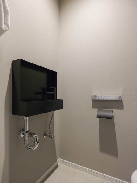 レストルームにはクールなダークカラーの手洗いボウルを設置しているため、洗面所への動線を気にすることなくスマートにお使いいただけます。