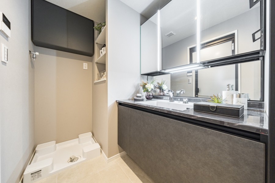 洗面化粧台にはブラックカラーの大理石トップを採用しました。ランドリー収納も豊富に備え、入浴後の豊かな時間をラグジュアリーに演出。心からくつろげるプライベートな洗面空間へと仕上がりました。