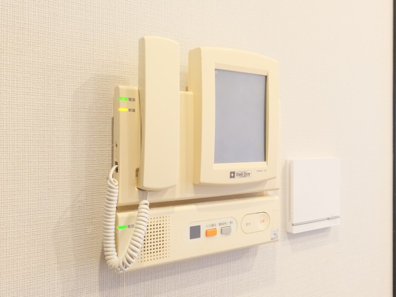 ◆TVモニター付インターホン◆訪ねてきた相手をモニター越しに確認でき、防犯対策に役立ちます。インターホン越しに話をすることが可能です。