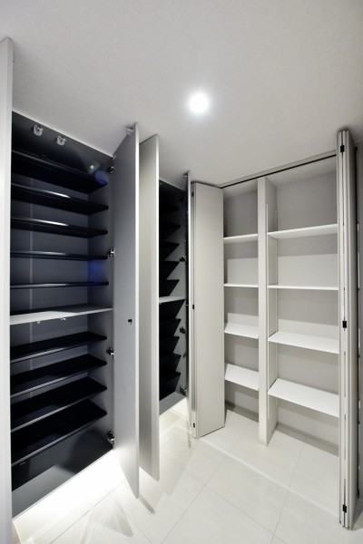 玄関には大容量のシューズボックスと玄関収納を設置しました。家族の靴はもちろん、お出かけの際にサッと取り出したいレイングッズや折り畳み傘なども収納でき、整頓された空間を保てます。