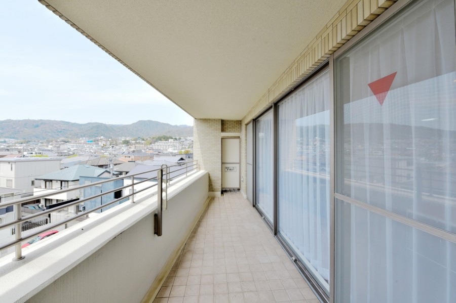 南西向きの広々としたバルコニーがお部屋の中に優しい光と風を運んでくれます。ゆったりとした幅と広さがありますので、お洗濯物を気持ちよく干すことができます。晴れた日にはバルコニーに出て伸びをしたくなります。