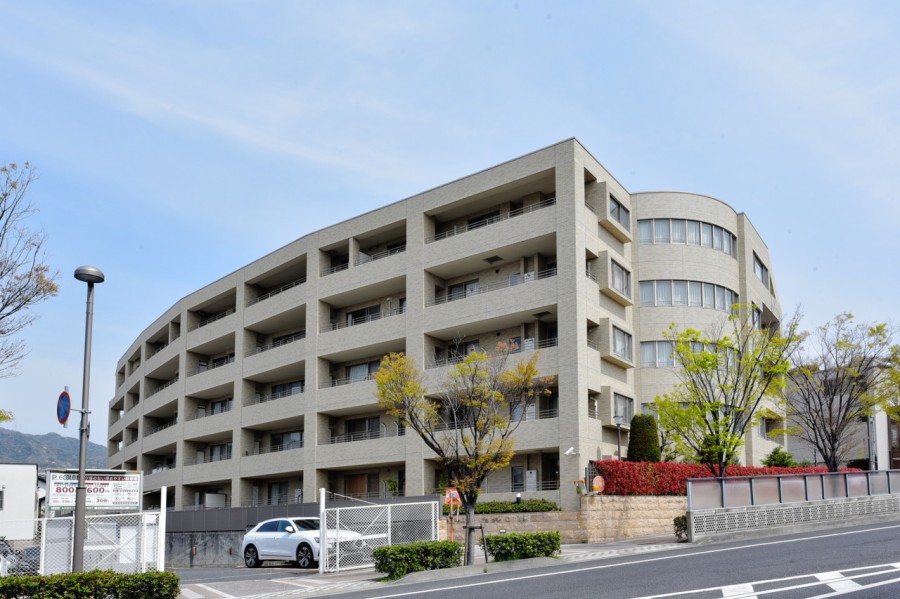 JR芦屋駅徒歩10分、阪神打出駅徒歩10分、2駅2路線利用可能な便利な立地です。平成14年建築の美しいベージュのタイル貼りの外観が目を引くマンションです。総戸数26戸に対してエレベーターが3基配置されており、プライバシーに配慮された構造です。