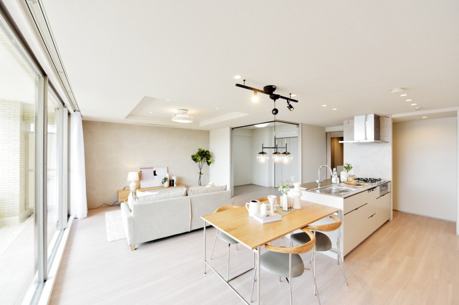 3.南西向きのバルコニーから優しい光が差し込むＬＤＫは約20.7帖の広さがあります。床暖房を完備していますので、冬も足元から暖かく快適にくつろぐことができます。自然と家族が集まるくつろぎの空間になりました。