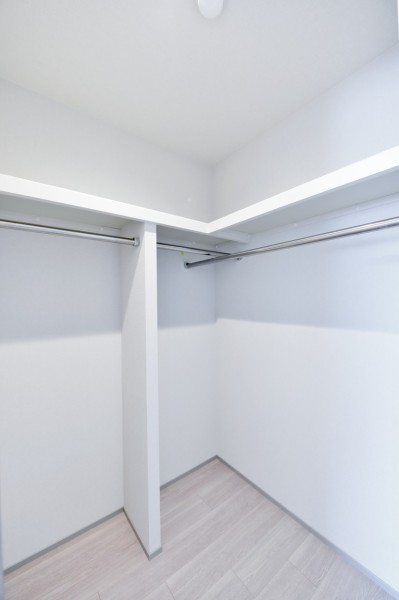 洋室1には大容量の収納量を確保したウォークインクローゼットを設置しました。ハンガーパイプに枕棚を設置していますので、かさばりがちなアウターやバッグ、旅行用品などもたっぷり収納でき、お部屋を広くお使い頂けます。