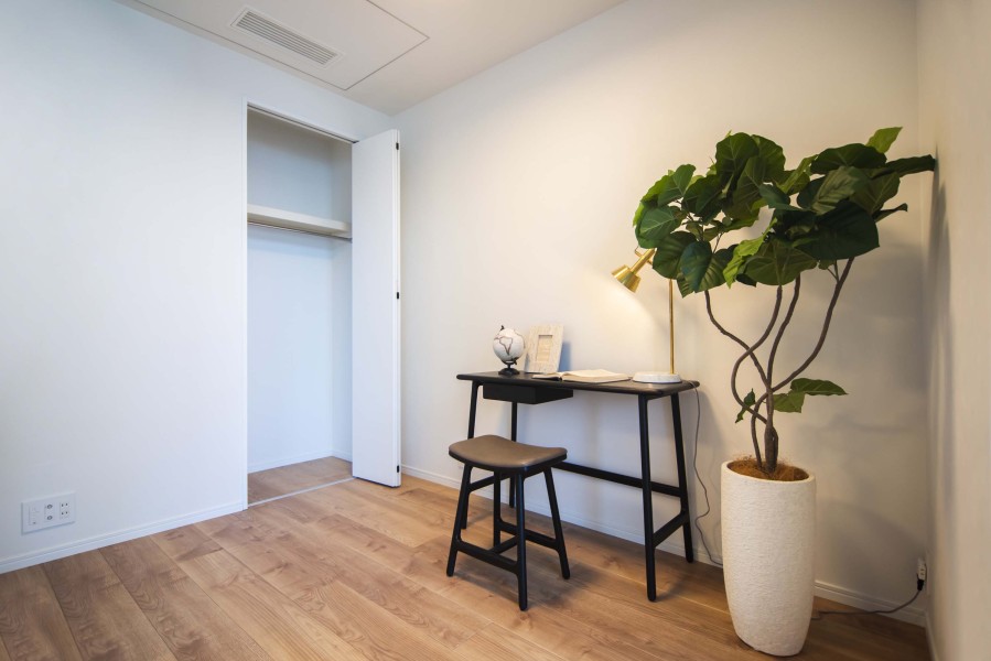 リビングダイニングに隣接した洋室3です。コンパクトなお部屋なので、テレワークスペースにもぴったりです。