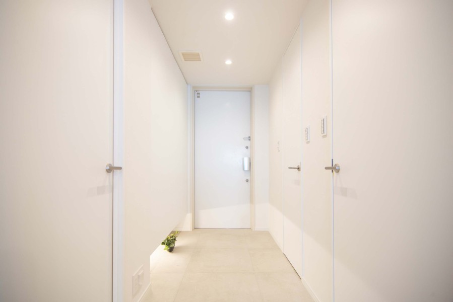 フットライトと人感センサーライトを設置した玄関です。収納力のあるシューズボックスも備え付けましたので玄関もすっきり保てます。