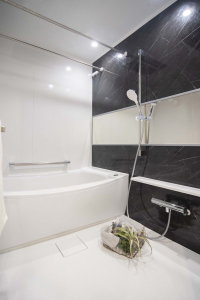 毎日のバスタイムを贅沢に、豊かにしてくれるバスルームです。ゆったりとくつろげる空間で、身体も心も癒されます。暖房・涼風・換気・乾燥機能付きで1年中快適です。