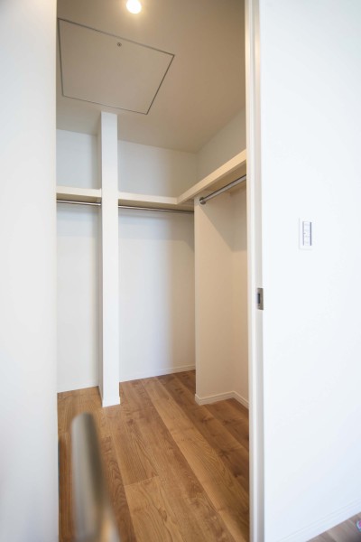 洋室1には頼もしい収納力を持つウォークインクローゼットを備え付けました。居室部分を広々とお使いいただけます。