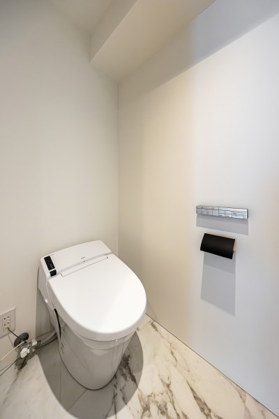 センスアップされたお部屋にマッチしたスマートなタンクレストイレを設置しました。スティックリモコンなど、細部にもこだわっています。