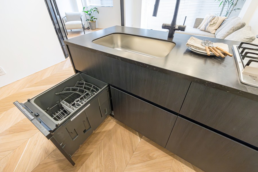 ◆食器洗浄乾燥機◆家事の時間を短縮できる優れもの。さらに節水・節約を同時に行うことができるので、大変人気があり重宝します。