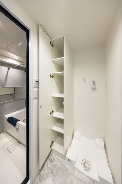 ◆ランドリー収納◆洗面室には、タオルや着替えなどのリネン棚として活躍しそうな収納を造作。可動棚なので、こまごました物まで効率よく収納できそうです。