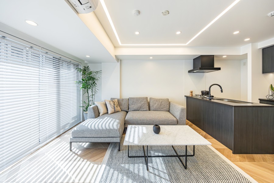 天井に設置した間接照明が、よりいっそう格調高さを醸し出す住空間です。壁は巾木を設けずすっきりと見せています。繊細な技術でデティールにこだわったお部屋です。