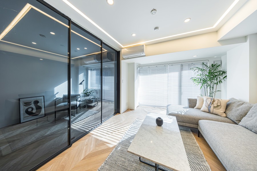 洋室を隔てる扉は、スモーク調のガラス戸を採用しました。生活感をほどよく隠せ、閉塞感を感じない空間です。