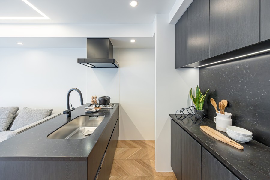 美しい石調の天板のオリジナルキッチンです。モダンで気品溢れるキッチンは、開放的なオープンタイプです。