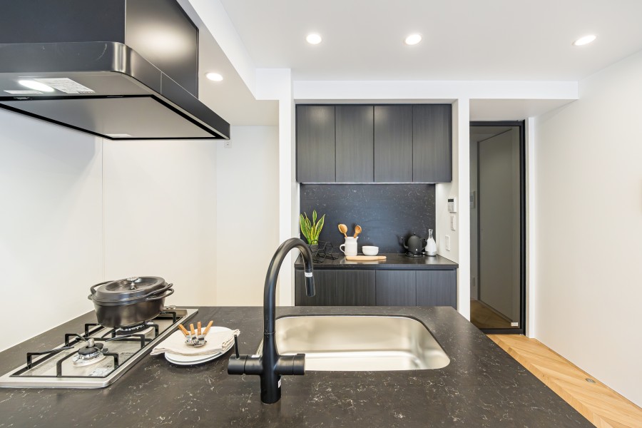 キッチン背面のカップボードには、お気に入りの調理器具や食器などを照らす間接照明を設置。統一感もあり、ラグジュアリーな空間です。