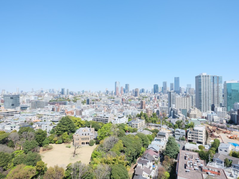 19階からの開放感溢れる眺望です。都会らしさ感じるビル群のシルエットと、伸びやかな空、豊かな緑をすべて一望できるリフレッシュにぴったりな景色です。