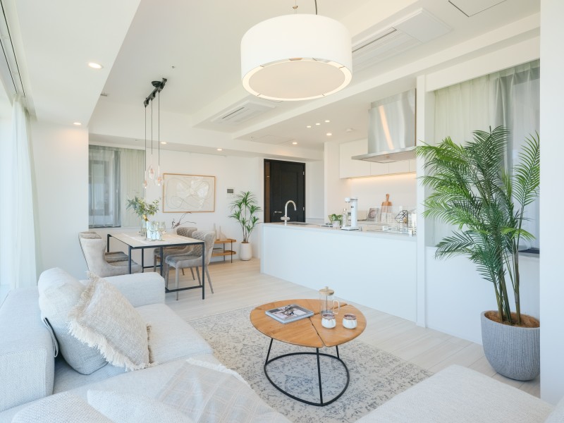 リビングダイニングには床暖房が敷設されているため、冬場も足元を冷やすことなく快適にお過ごしいただけます。