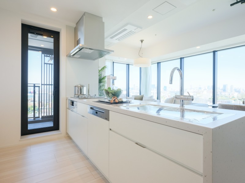 キッチンはシームレスなオープンタイプです。キッチンからつながるバルコニーがあり換気性も良好。充実した機能を備えることで家事効率が高まり、生まれたゆとりが家族を包み込みます。