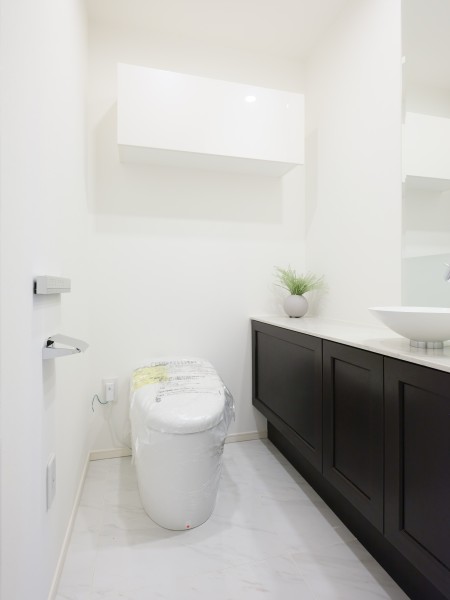 レストルームには洗練されたお部屋にぴったりなスタイリッシュなタンクレストイレを新規設置しました。手洗い場や収納に便利なカウンターも備え付けです。