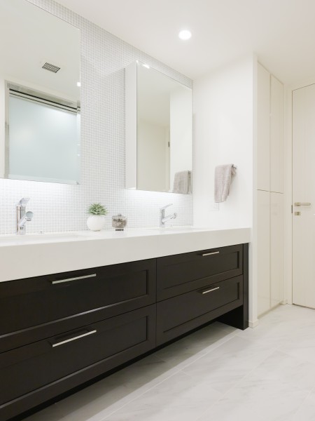 入浴後の豊かな時間を演出し、心からくつろげるプライベートな洗面空間です。ラグジュアリーな２ボウル洗面化粧台は使うたびに心に気品とゆとりを与えてくれます。